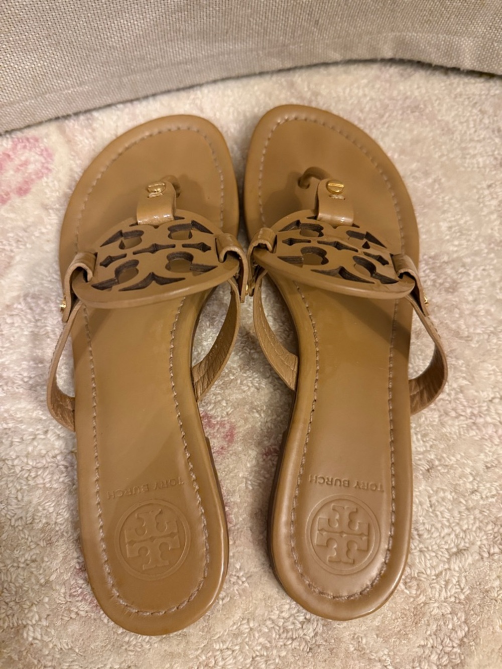 Tory Burch Tan Logo Leather Thong Sandals - Picture 4 of 6